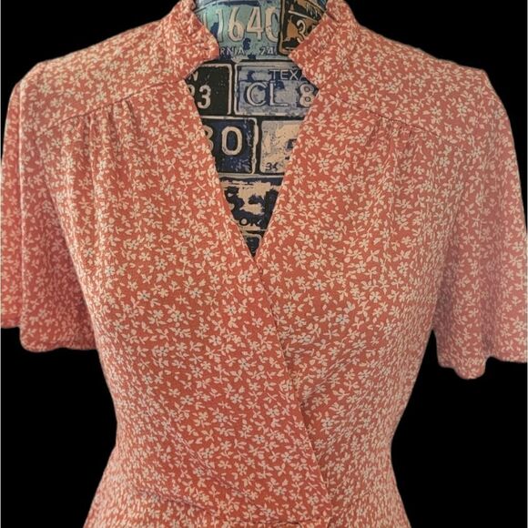 Beautiful flowy top  - Picture 2 of 8